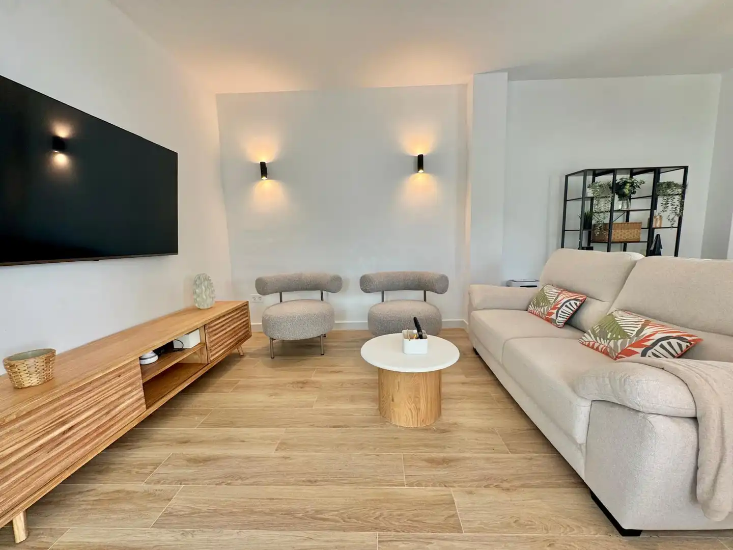 Wohnzimmer von Erdgeschoss zur Miete in Estepona mit Klimaanlage, Terrasse und Schwimmbad