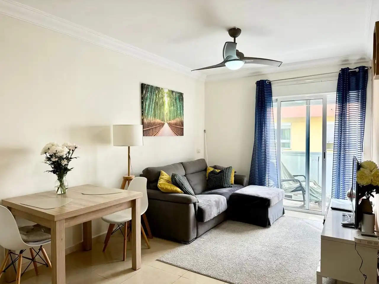 Living room of Flat for sale in Guía de Isora  with Air Conditioner, Terrace and Furnished