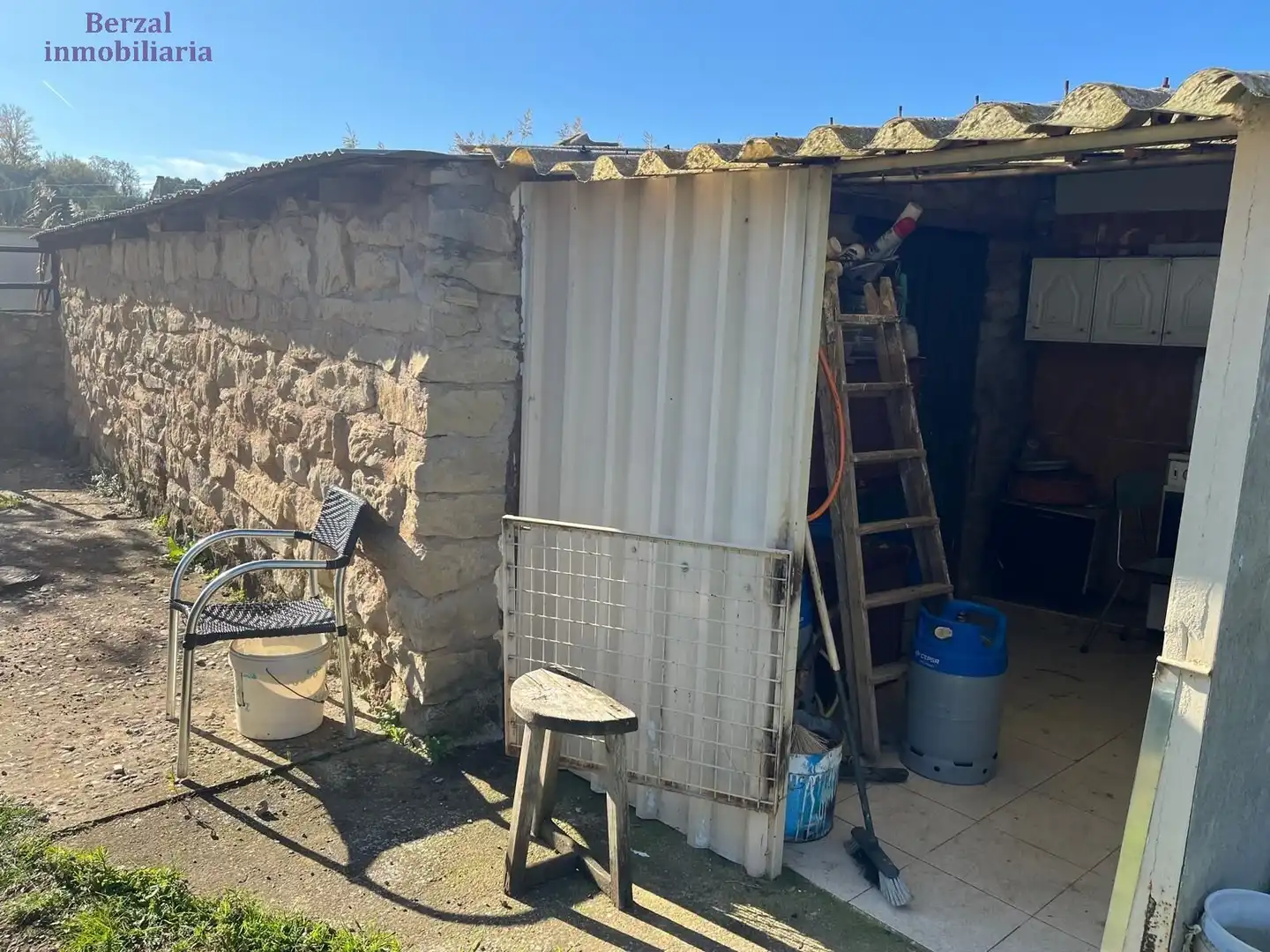 Vista exterior de Nave industrial en venta en  Logroño