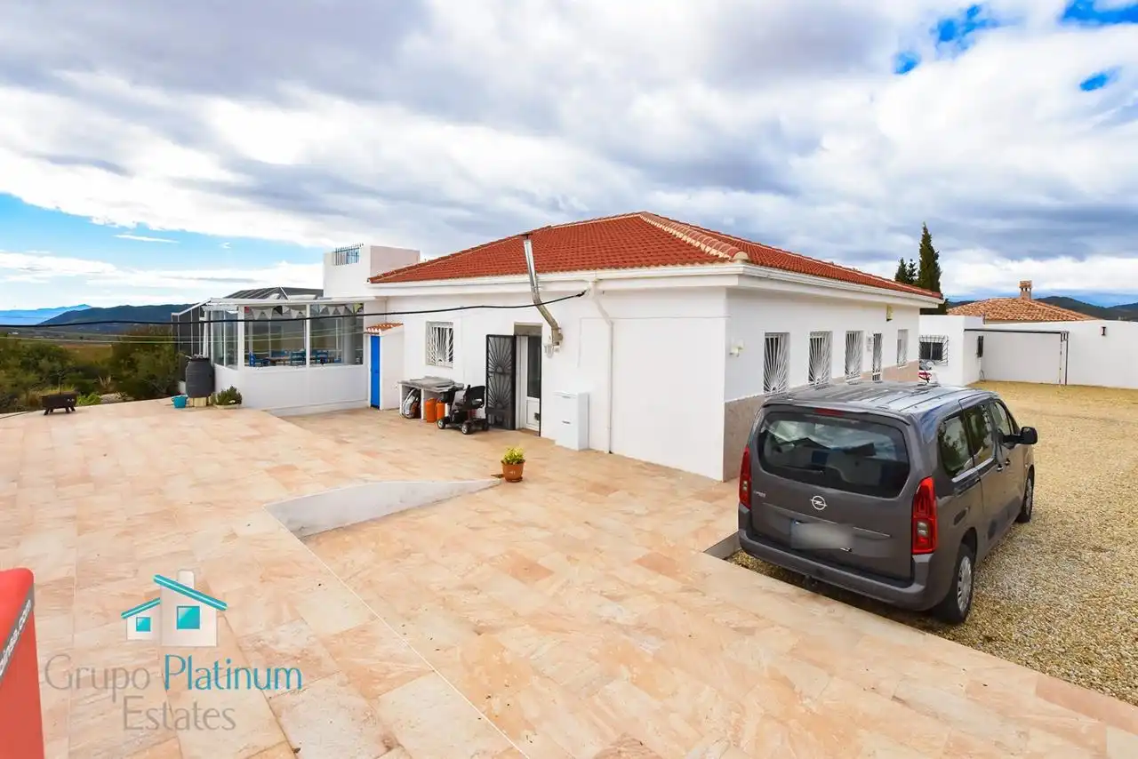 Vista exterior de Casa o xalet en venda en Oria amb Calefacció, Jardí privat i Piscina