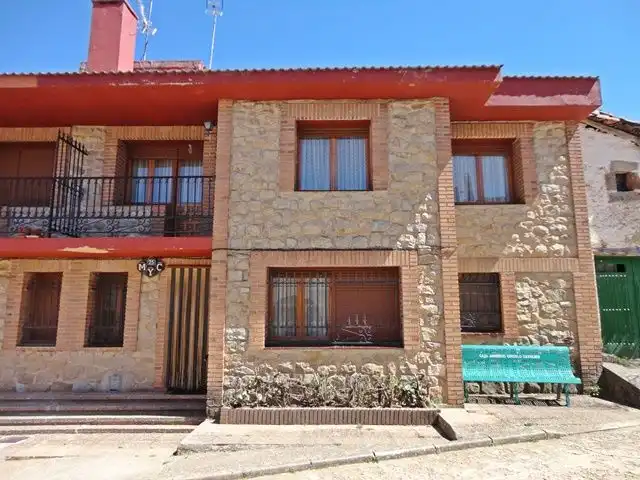 Vista exterior de Casa adosada en venda en Santo Domingo de Silos amb Calefacció, Terrassa i Traster