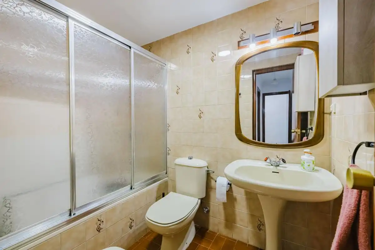 Bathroom of Flat for sale in Málaga  with Air Conditioner, Heating and Private garden