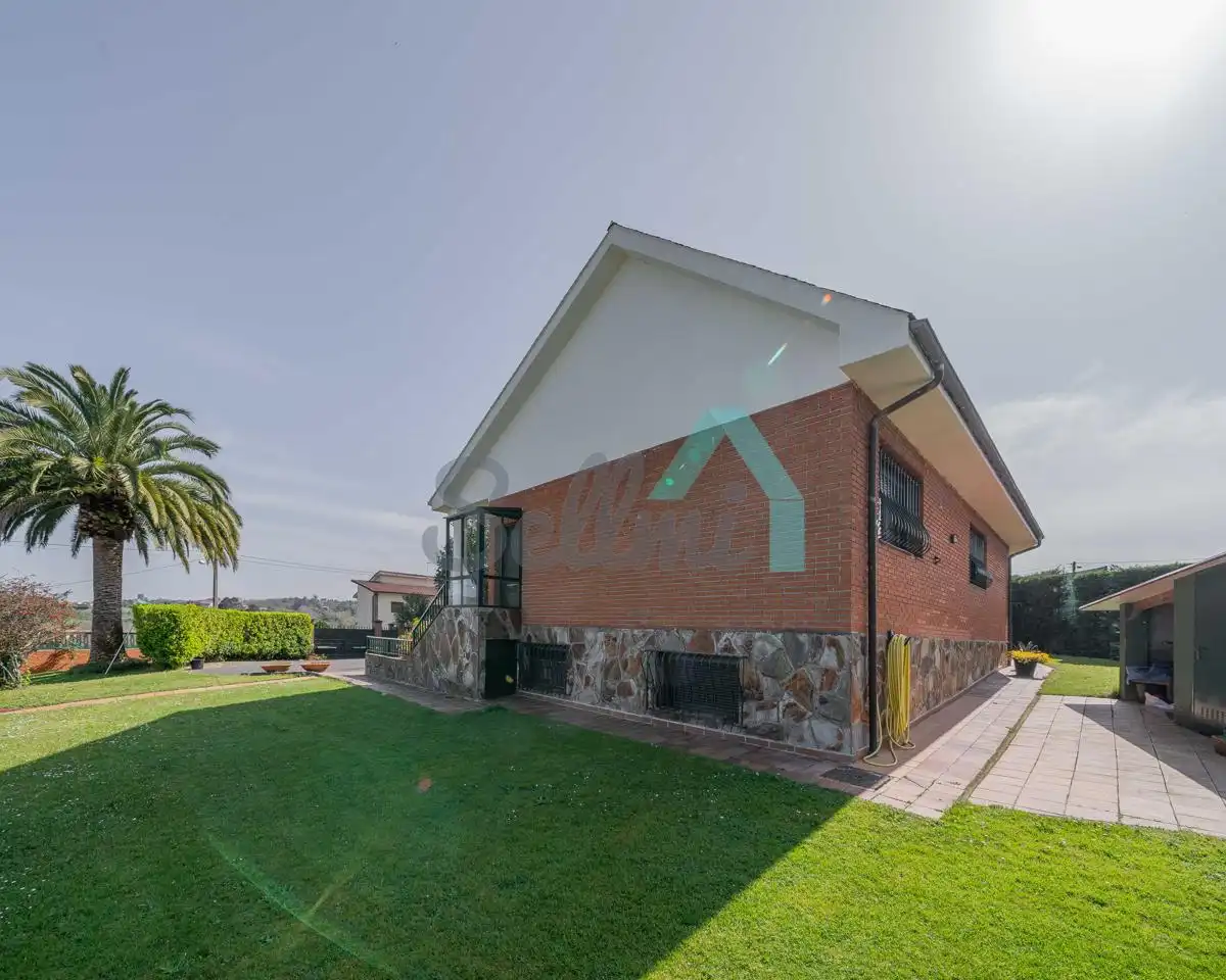 Vista exterior de Casa o xalet en venda en Oviedo  amb Calefacció, Jardí privat i Parquet