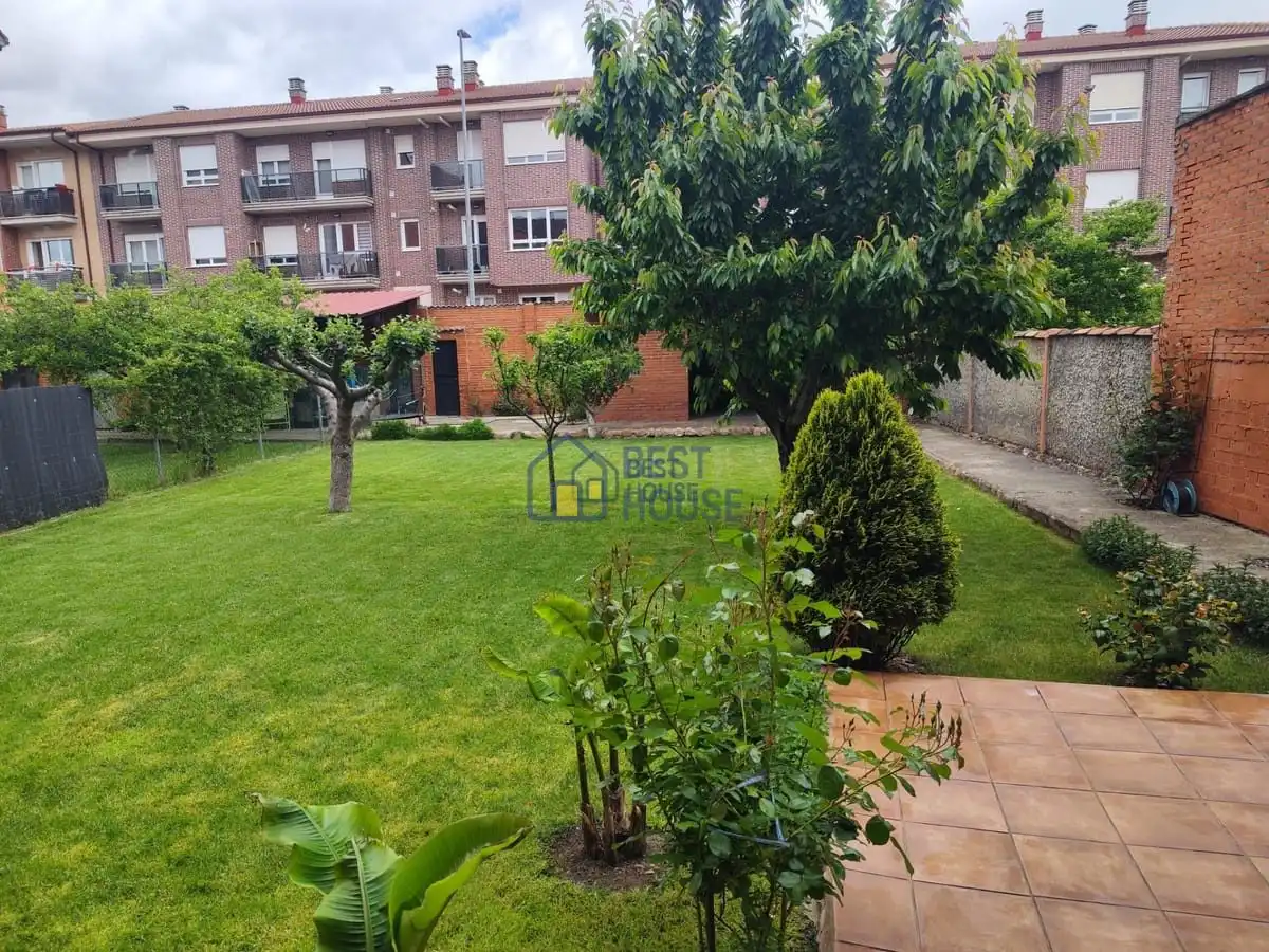 Casa con jardín en venta en Villaquilambre, imagen 2