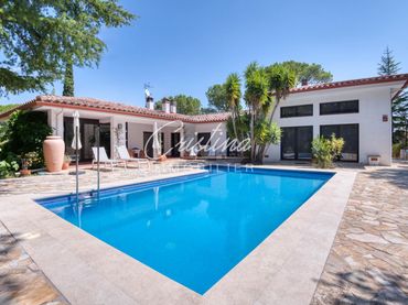 Chalet con piscina en venta en Golf Costa Brava