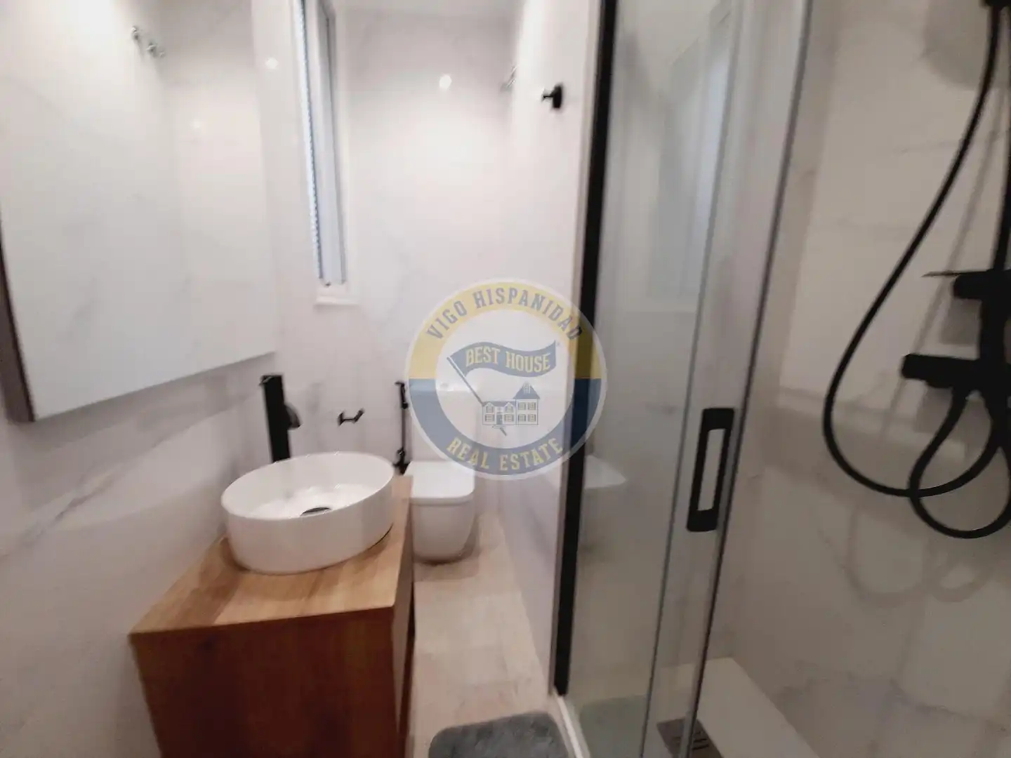 Baño de Piso en venta en Vigo  con Amueblado