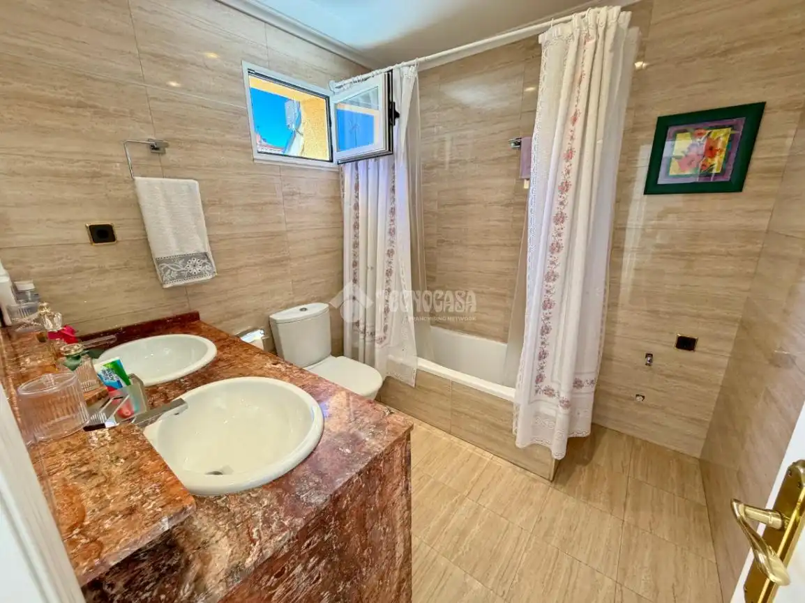 Baño de Casa adosada en venta en León Capital  con Parquet, Terraza y Amueblado