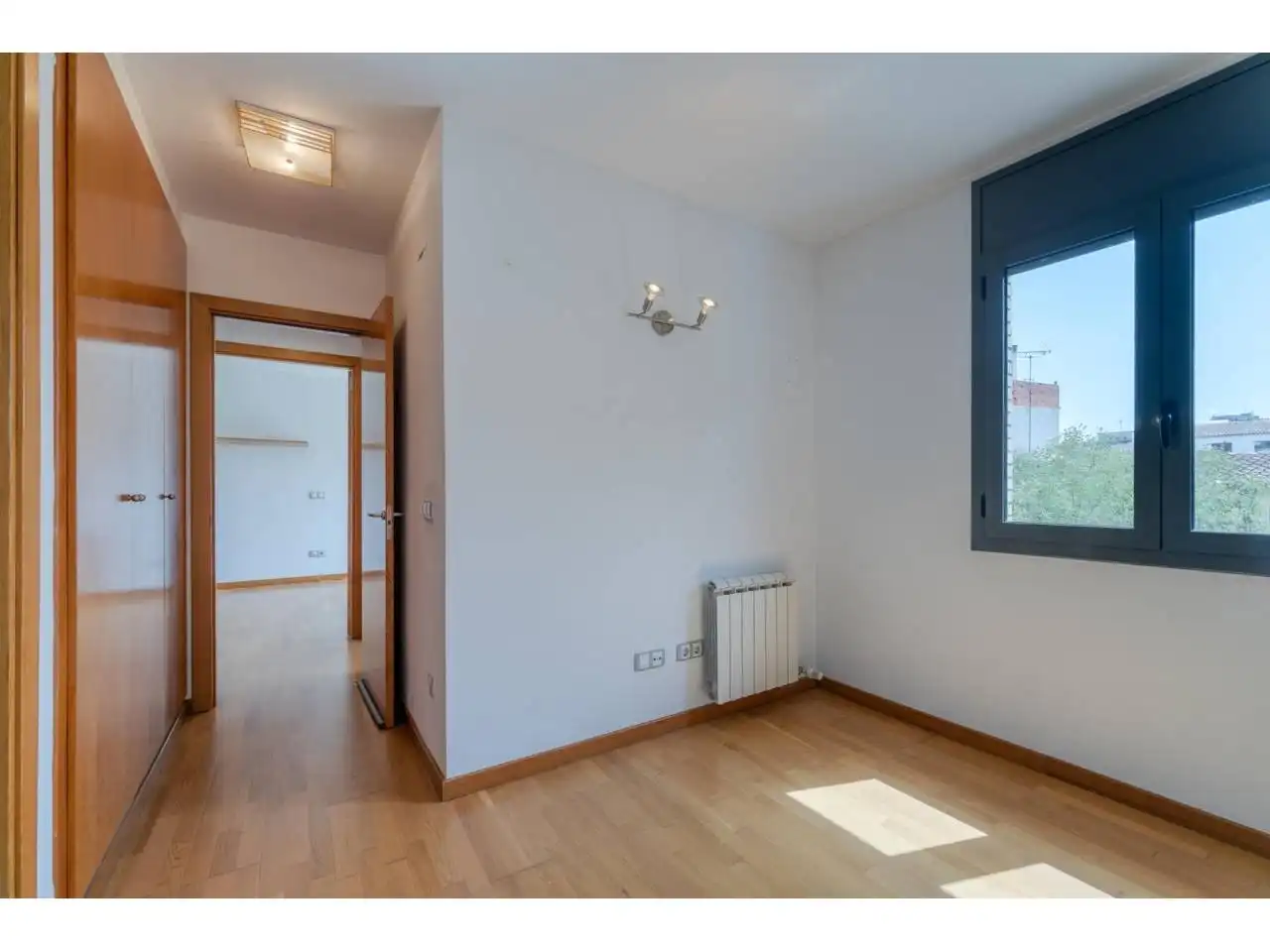 Schlafzimmer von Wohnung zum Verkauf in Girona mit Heizung und Balkon