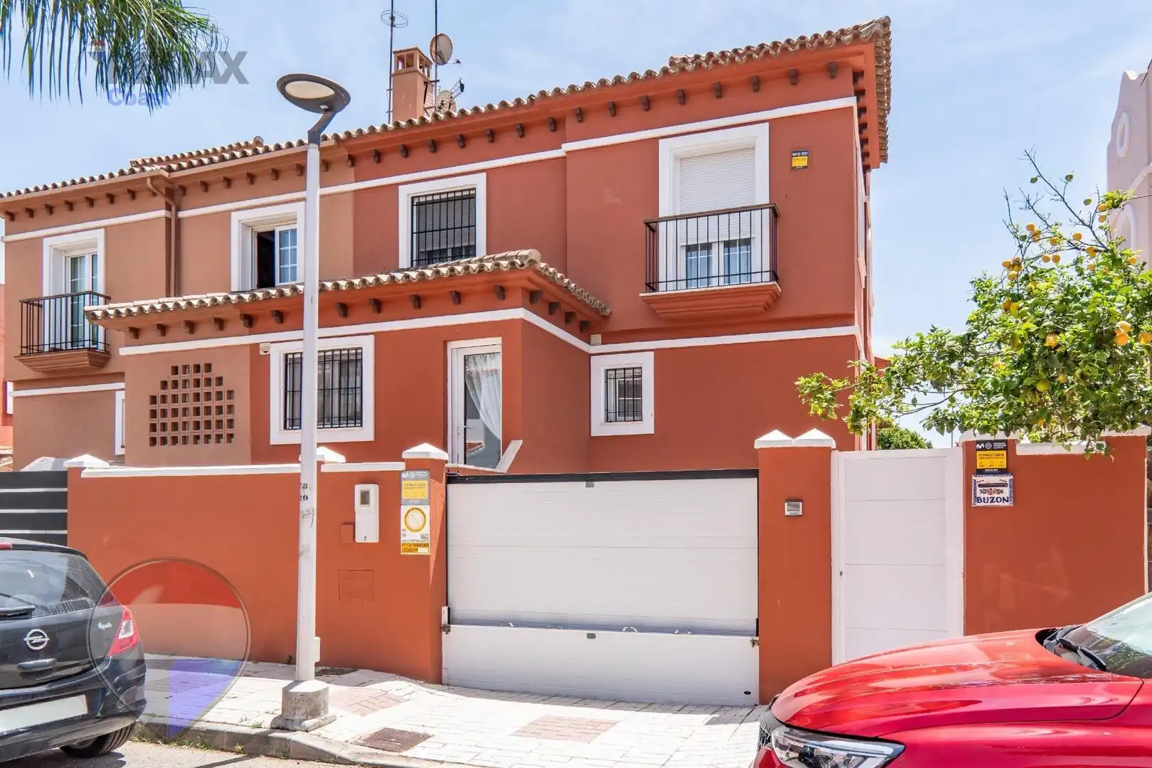 Außenansicht von Einfamilien-Reihenhaus zum Verkauf in Torremolinos mit Klimaanlage, Heizung und Terrasse