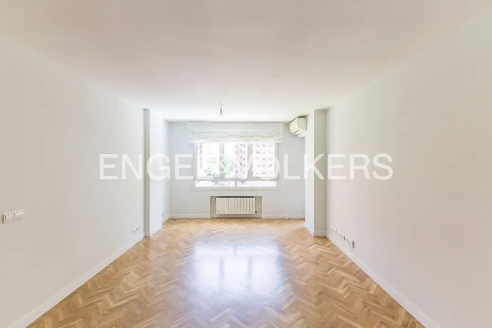 Sala de estar de Piso de alquiler en Madrid con Aire acondicionado, Calefacción y Jardín privado