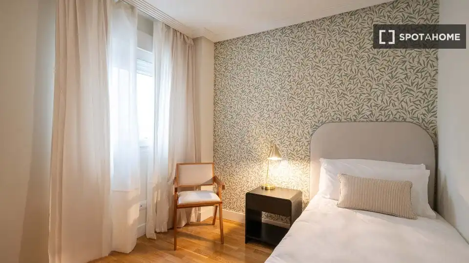 Bedroom of Flat for rent in Madrid  with Air Conditioner, Heating and Furnished