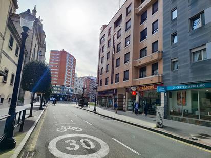 Vista exterior de Pis de lloguer en Gijón  amb Calefacció, Parquet i Moblat