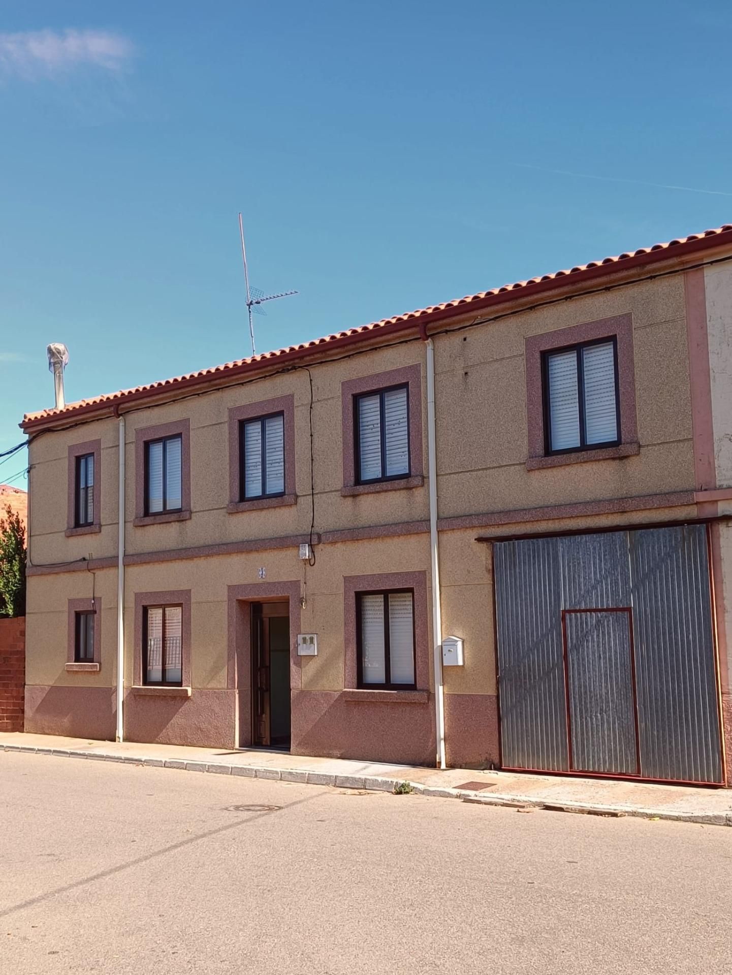 Außenansicht von Country house zum verkauf in Pobladura de Pelayo García mit Heizung und Privatgarten
