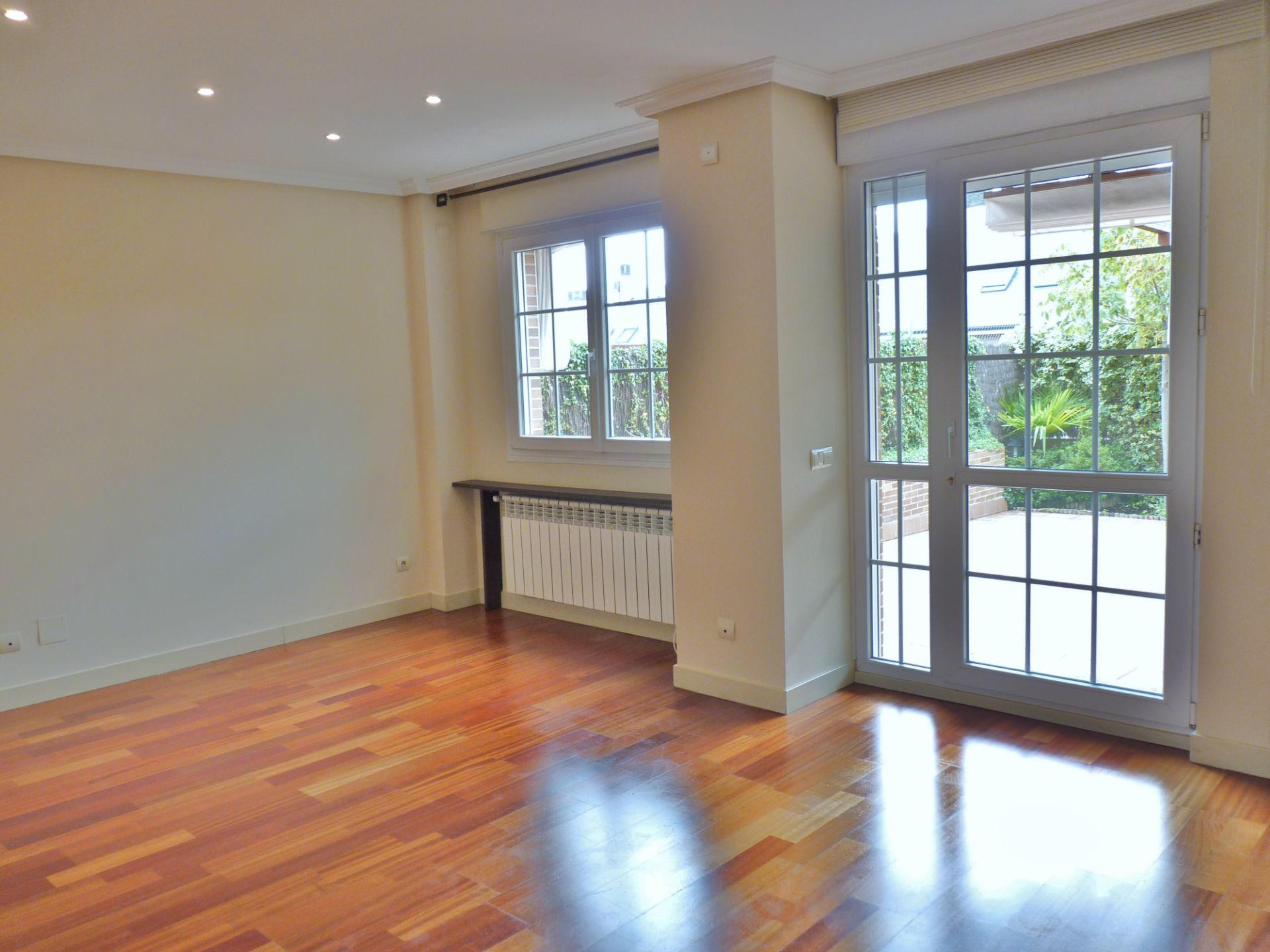 Living room of Single-family semi-detached for sale in Pozuelo de Alarcón  with Air Conditioner, Heating and Parquet flooring