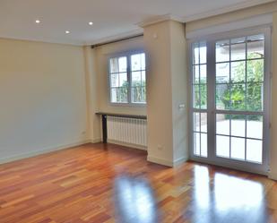 Living room of Single-family semi-detached for sale in Pozuelo de Alarcón  with Air Conditioner, Heating and Parquet flooring