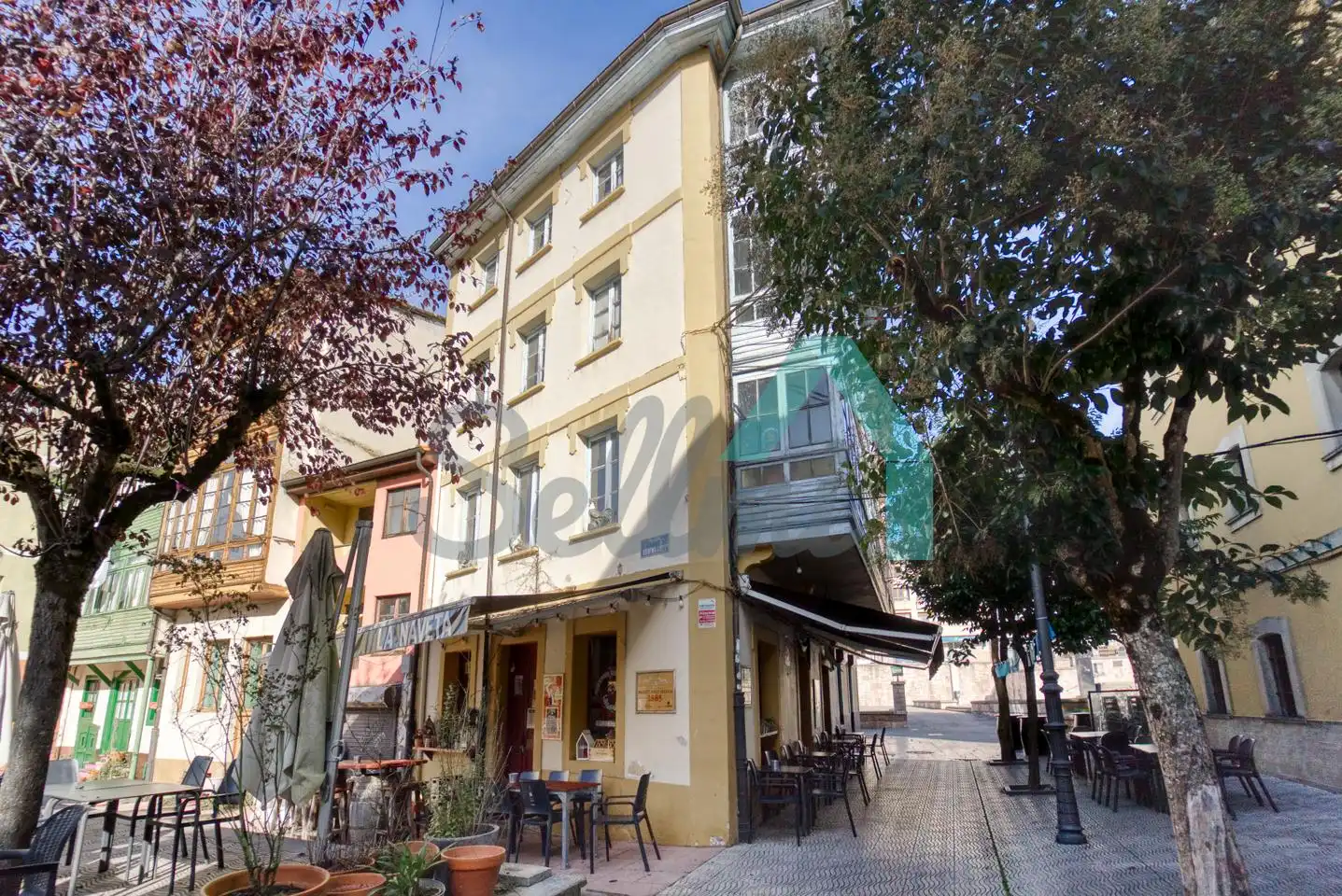 Außenansicht von Gebäude zum Verkauf in Nava