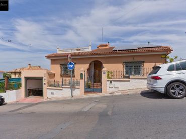 Casa amb jardí en venda a Calle de Goya