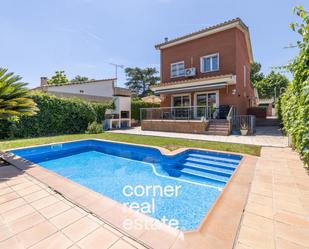 Vista exterior de Casa o xalet en venda en Sant Cugat del Vallès amb Aire condicionat, Calefacció i Jardí privat