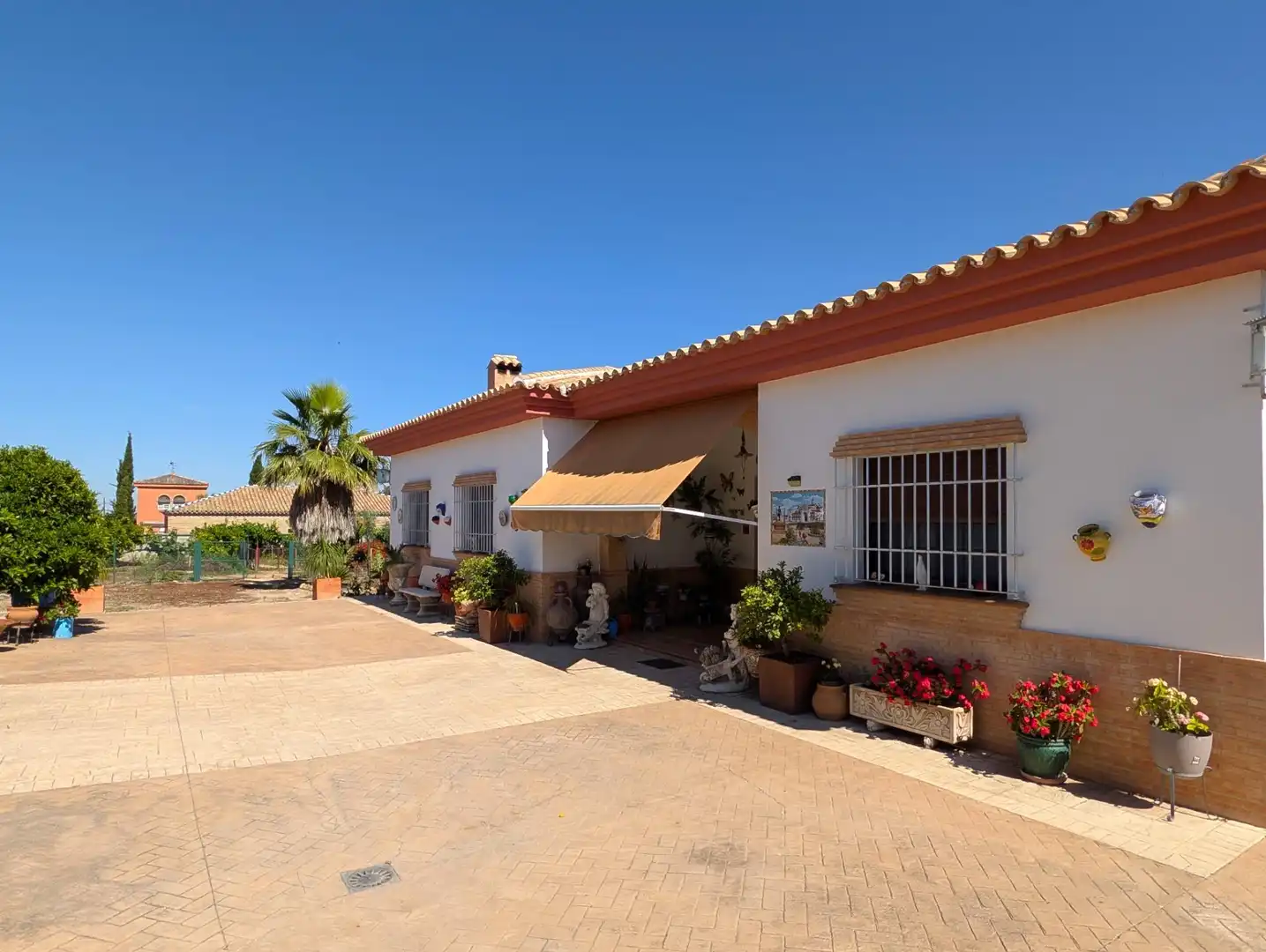 Chalet con piscina en venta en Sanlúcar la Mayor