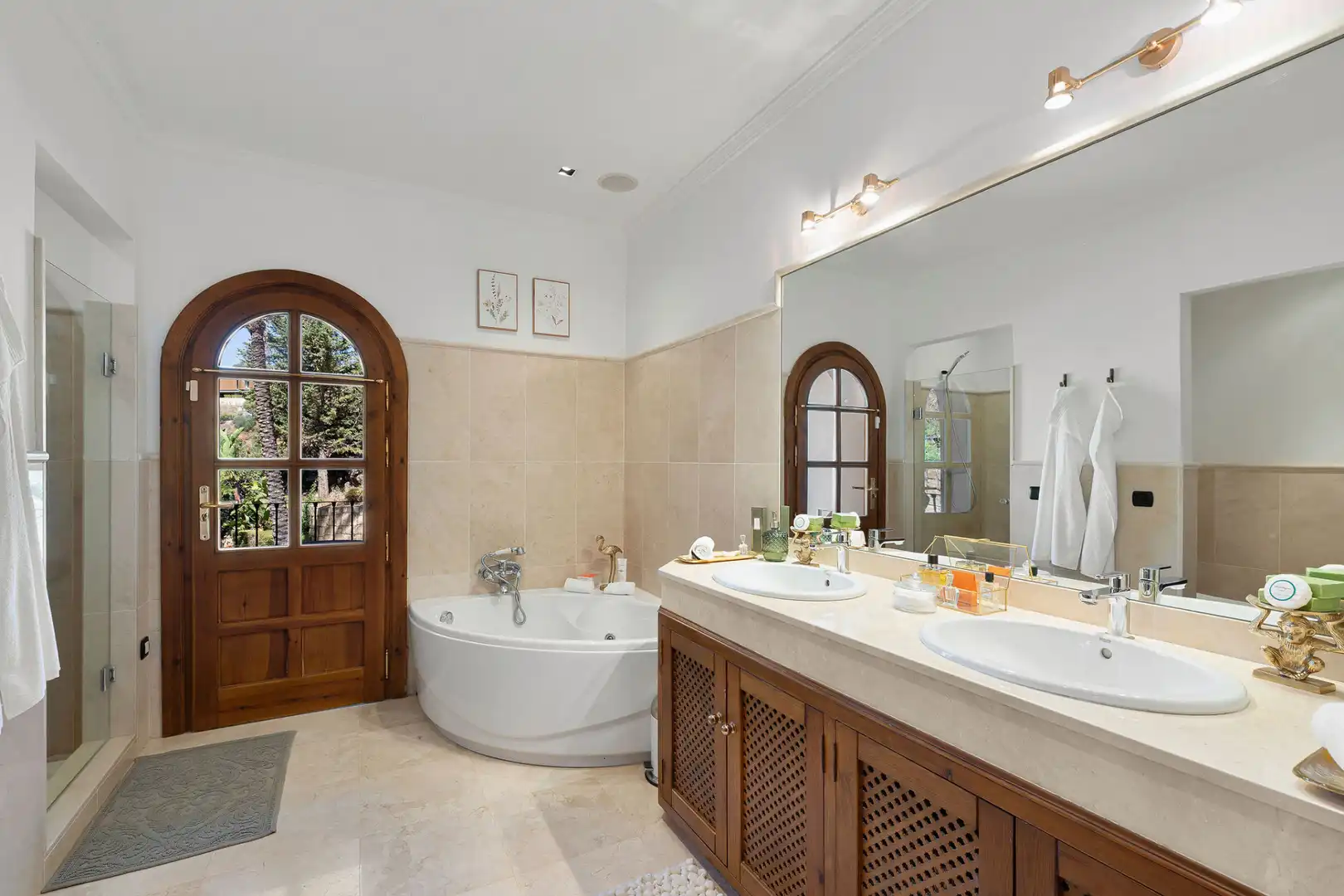 Bathroom of Houses for sale in Benahavís  with Air Conditioner, Private garden and Swimming Pool