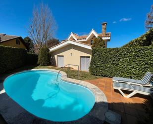 Vista exterior de Casa o xalet en venda en Olot amb Aire condicionat i Piscina