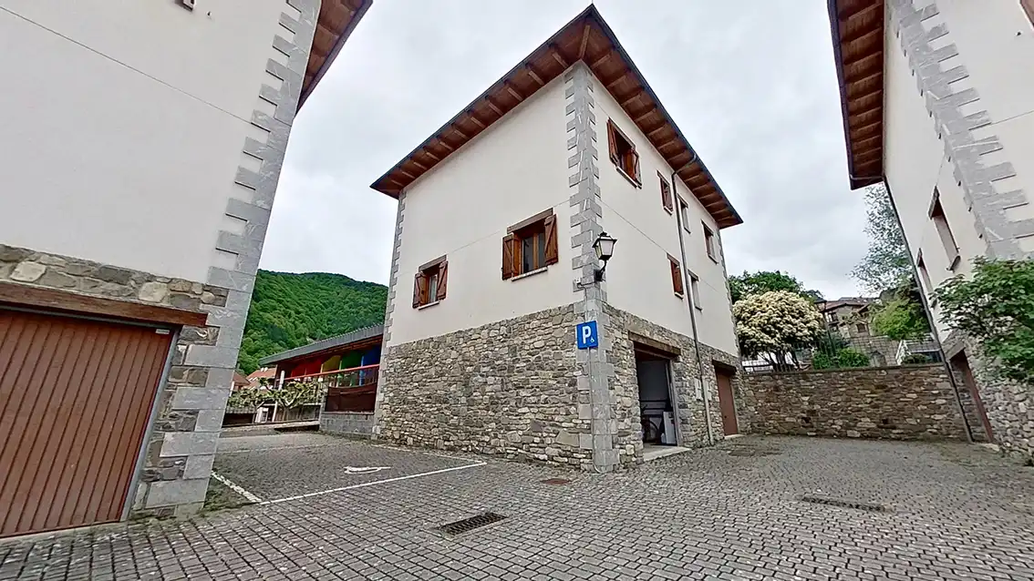 Vista exterior de Casa adosada en venda en Isaba / Izaba amb Calefacció, Moblat i Balcó
