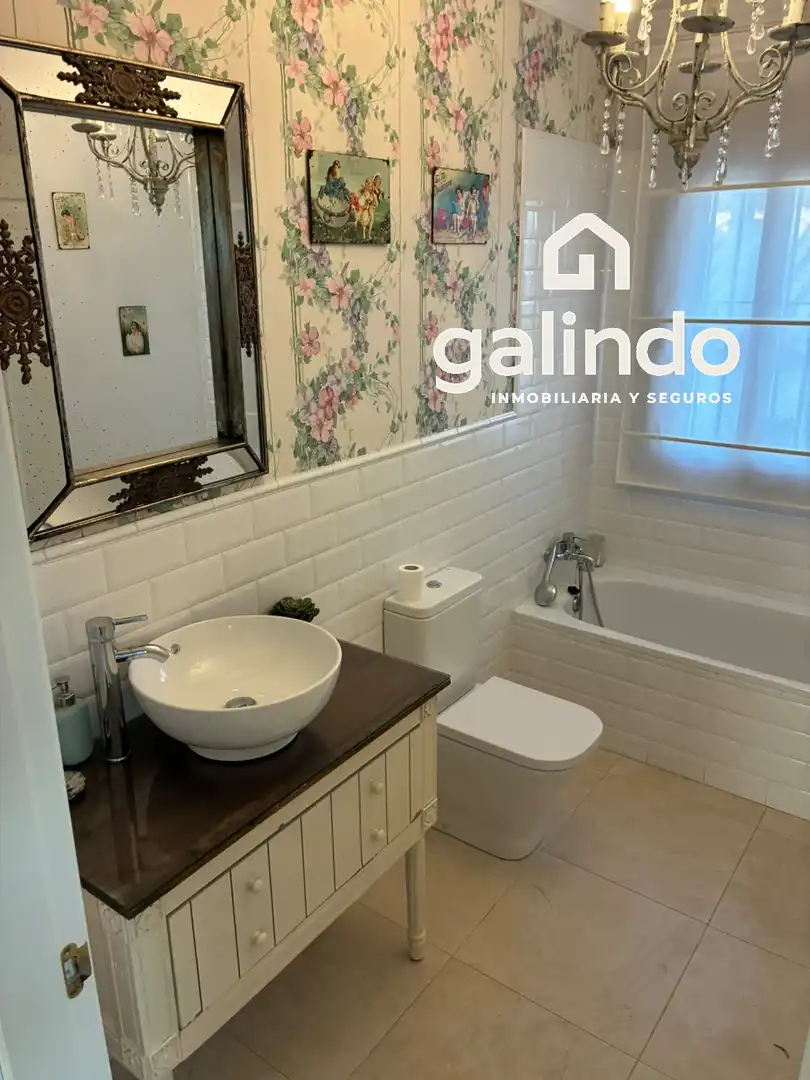 Bathroom of Houses for sale in Marchena  with Swimming Pool and Community pool