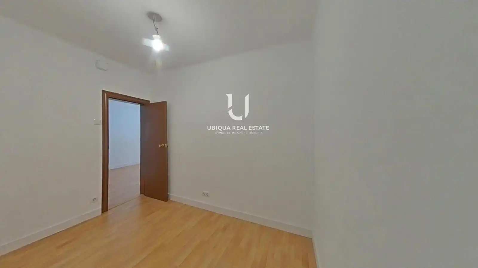 Bedroom of Flat for sale in L'Hospitalet de Llobregat  with Parquet flooring and Oven