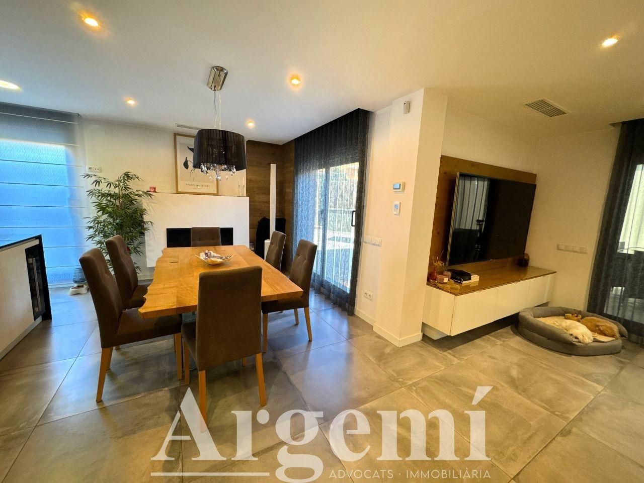 Menjador de Casa o xalet en venda en Santa Perpètua de Mogoda amb Aire condicionat, Calefacció i Jardí privat