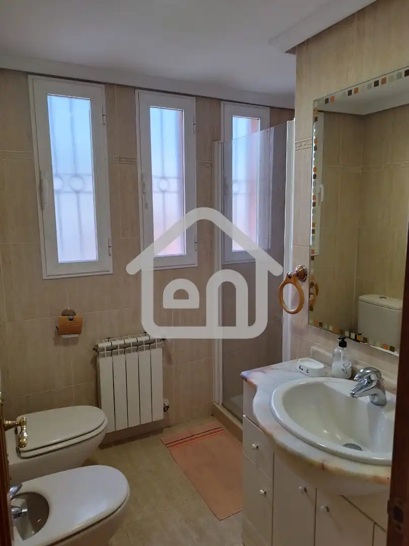 Badezimmer von Einfamilien-Reihenhaus zum Verkauf in Requena mit Klimaanlage und Balkon