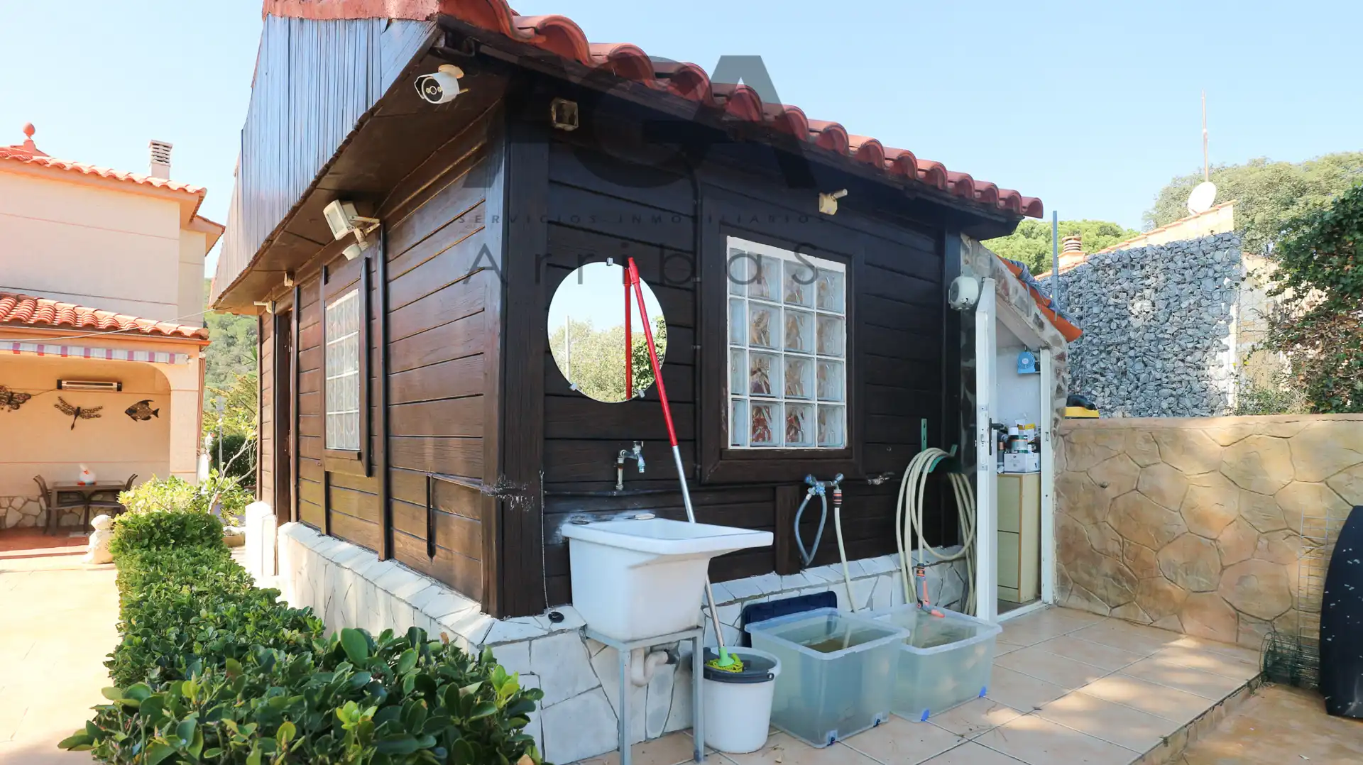 Vista exterior de Casa o xalet en venda en Sant Cebrià de Vallalta amb Aire condicionat, Jardí privat i Terrassa