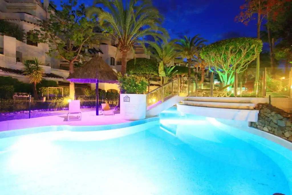 Piscina de Ático en venta en Marbella con Aire acondicionado, Calefacción y Terraza