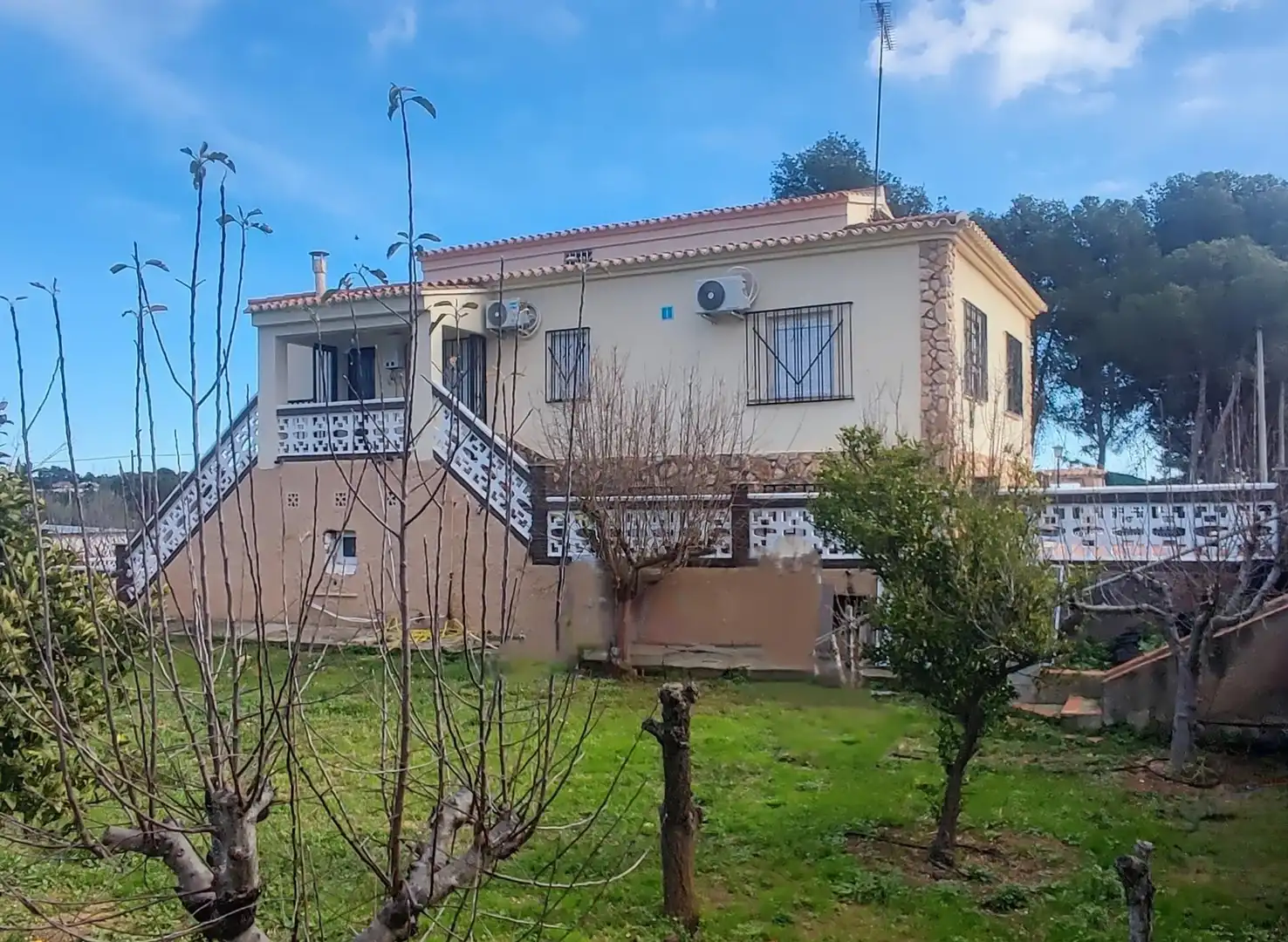 Vista exterior de Finca rústica en venda en Montserrat amb Calefacció, Terrassa i Piscina