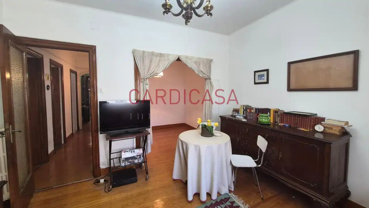 Sala d'estar de Pis en venda en Vigo  amb Calefacció i Moblat