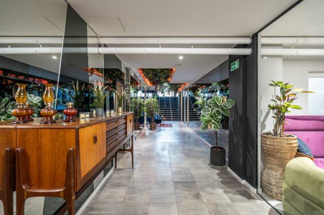 Local comercial en Alquiler en Avenida del General Perón en Cuatro Caminos - Azca