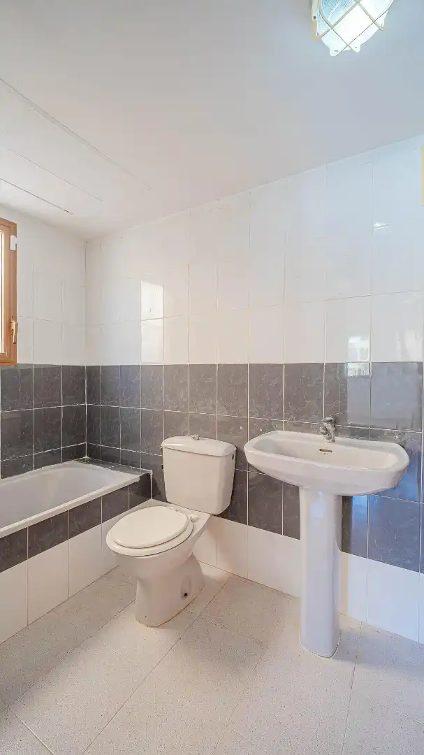 Badezimmer von Wohnung zum Verkauf in Torrevieja mit Klimaanlage, Heizung und Privatgarten