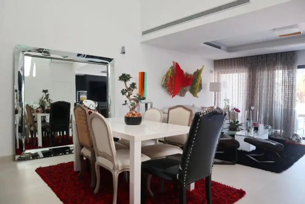 Menjador de Casa adosada de lloguer en Estepona amb Aire condicionat, Jardí privat i Terrassa
