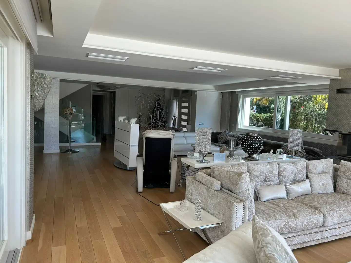 Sala d'estar de Casa o xalet en venda en Marbella amb Aire condicionat, Calefacció i Jardí privat