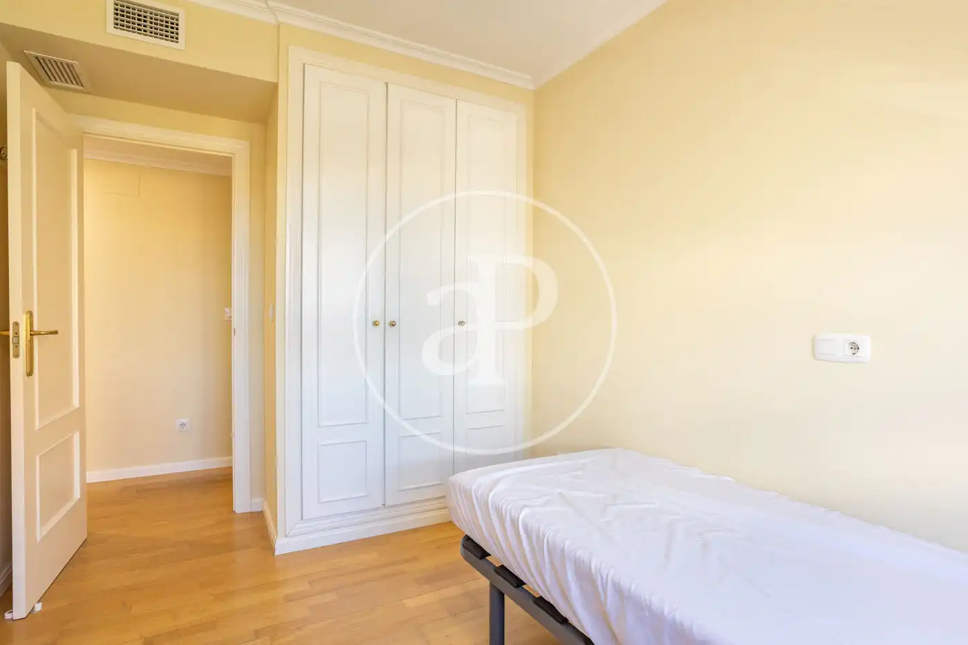 Schlafzimmer von Wohnung zur Miete in Valencia mit Klimaanlage, Heizung und Privatgarten