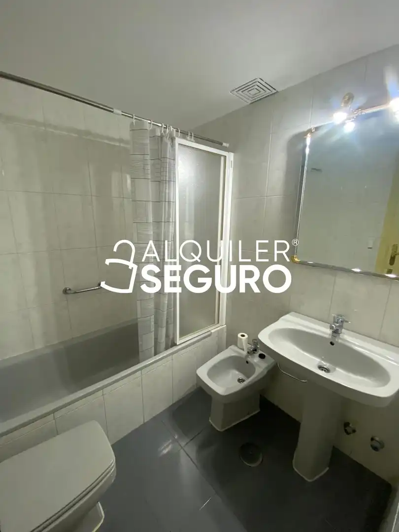 Badezimmer von Wohnung zur Miete in Guadalajara mit Klimaanlage, Heizung und Terrasse