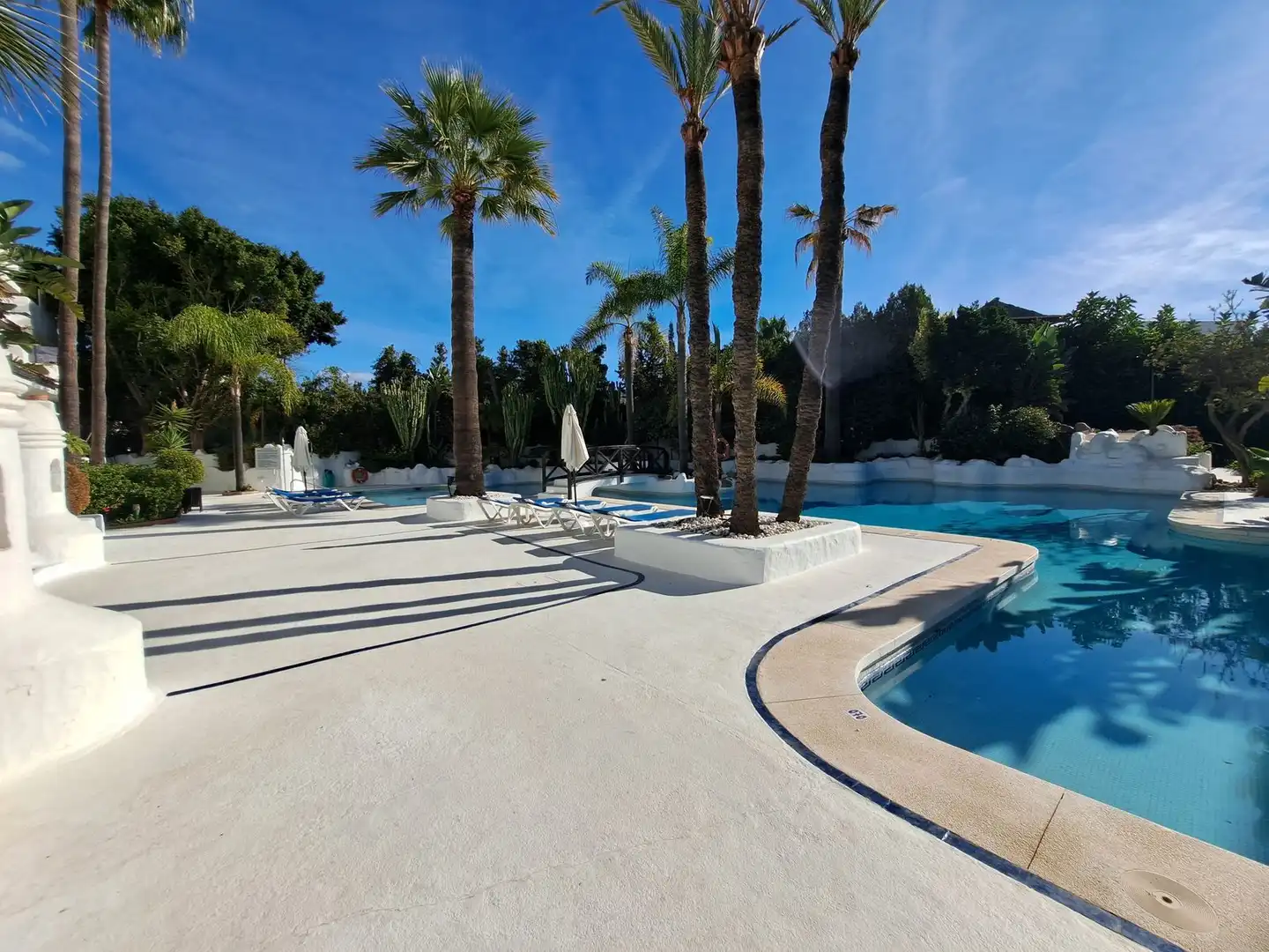 Piscina de Pis en venda en Marbella amb Aire condicionat, Moblat i TV