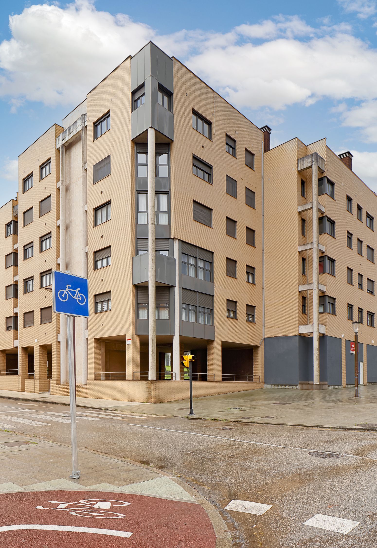 Vista exterior de Pis en venda en Gijón  amb Calefacció, Parquet i Traster