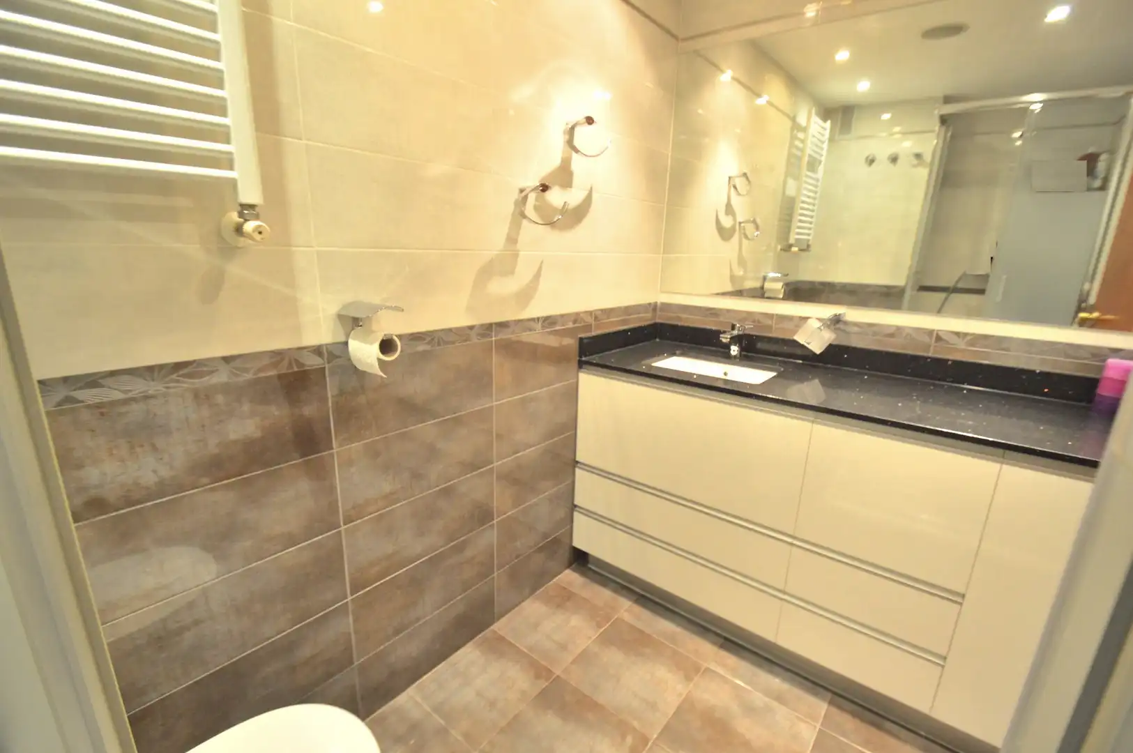 Bathroom of Flat for sale in Madrid  with Air Conditioner, Heating and Parquet flooring