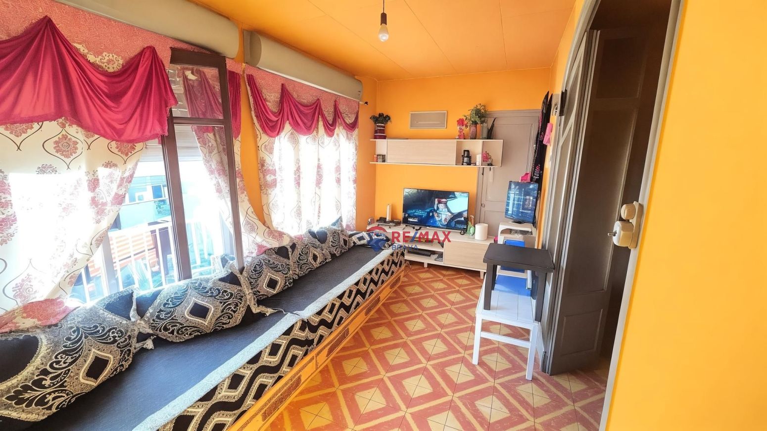 Sala de estar de Casa adosada en venta en Olot con Calefacción, Jardín privado y Terraza