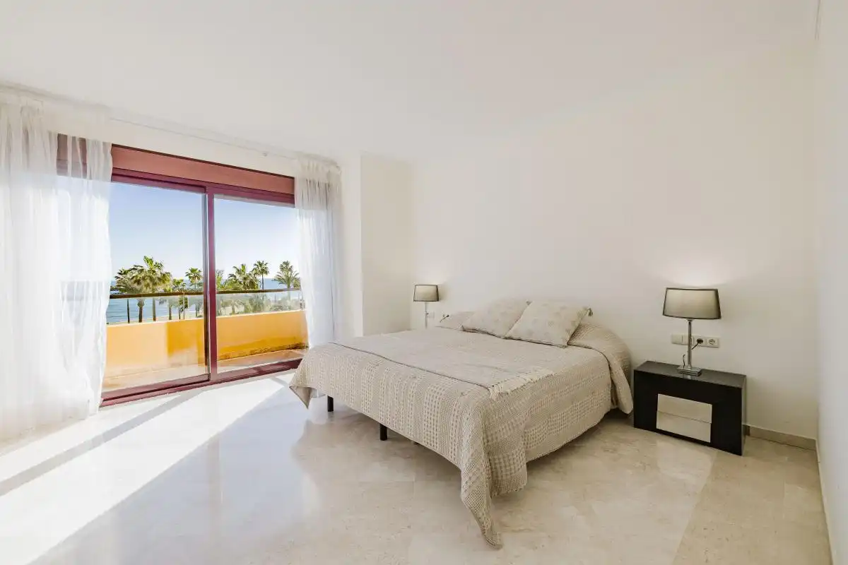 Dormitori de Dúplex en venda en Estepona amb Aire condicionat, Calefacció i Jardí privat