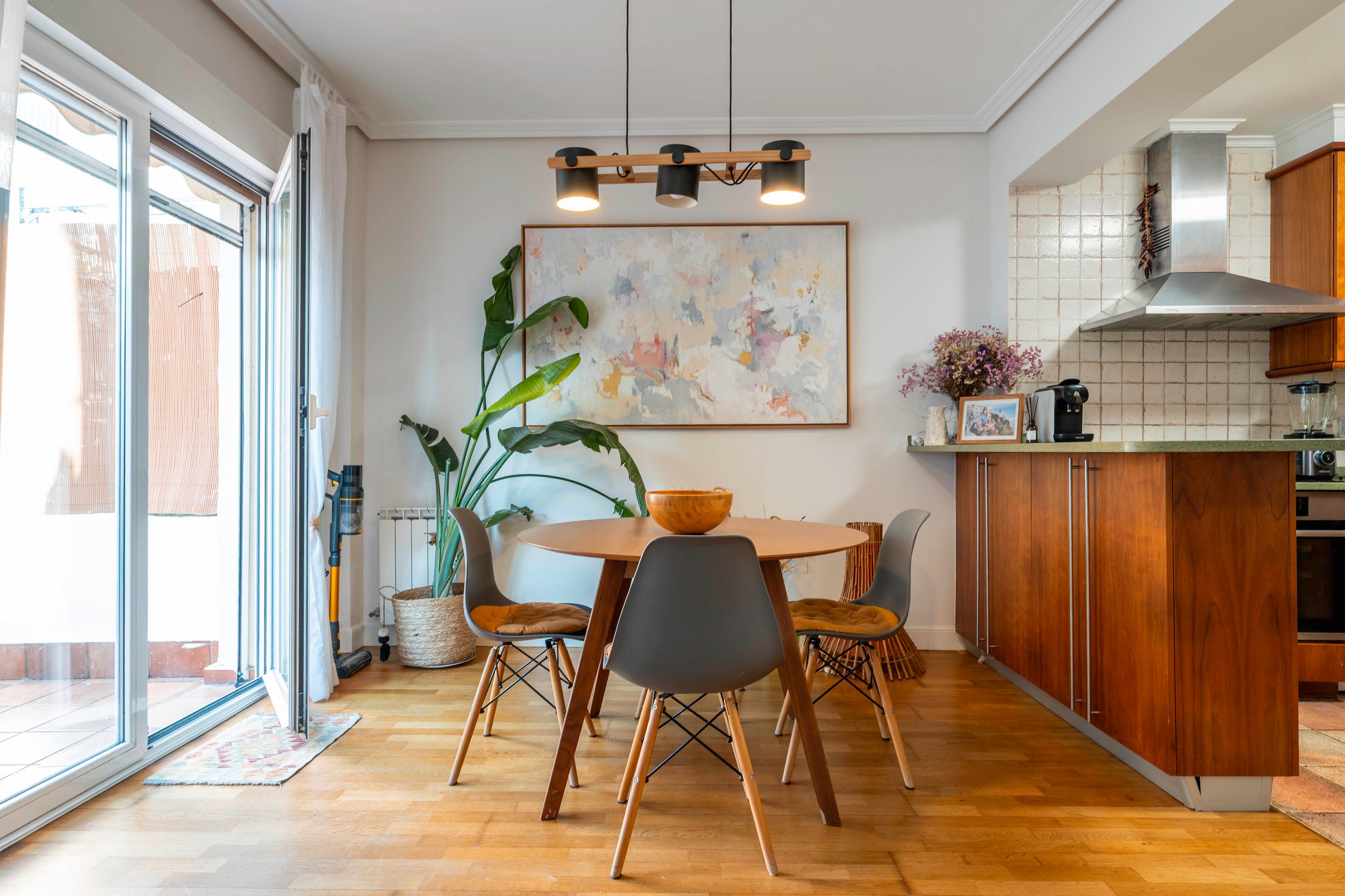 Menjador de Apartament en venda en Donostia - San Sebastián  amb Calefacció, Parquet i Terrassa