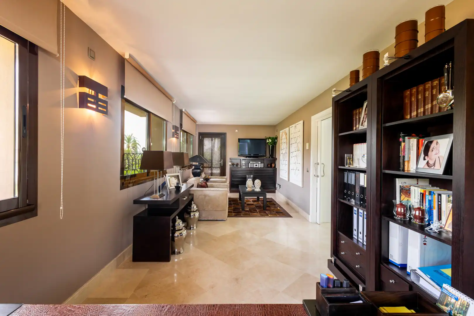 Sala d'estar de Casa o xalet en venda en Marbella amb Aire condicionat, Jardí privat i Terrassa
