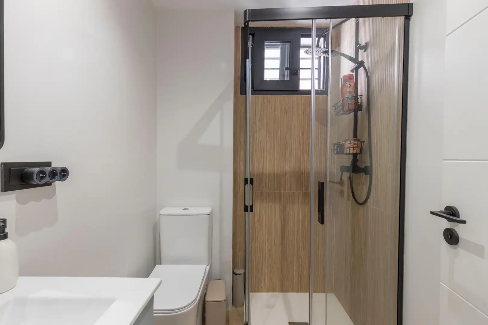 Badezimmer von Erdgeschoss zum Verkauf in Granada mit Klimaanlage, Heizung und Möbliert