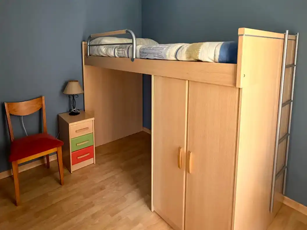 Dormitori de Pis de lloguer en Béjar amb Parquet, Moblat i Balcó