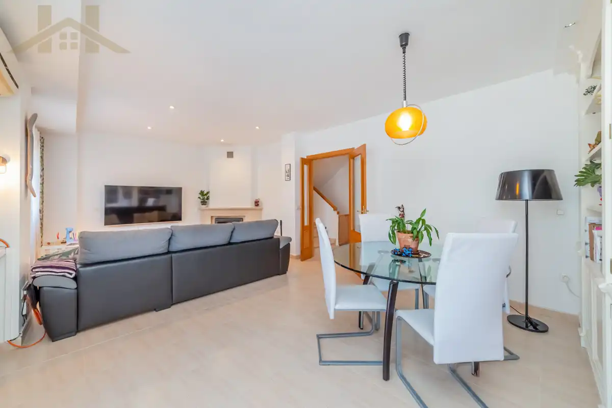 Wohnzimmer von Einfamilien-Reihenhaus zum Verkauf in Valdemoro mit Klimaanlage, Heizung und Privatgarten